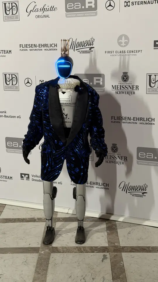 Ludwig II. von Robotollern in voller Größe: humanoider Roboter von rund 1,32 Metern im Abendanzug — Einsätze ab 2.500 € zzgl. USt.
