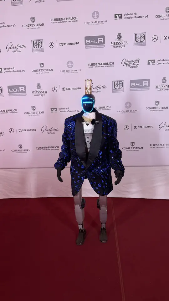 Humanoider Event-Roboter Ludwig II. auf dem roten Teppich vor der Sponsorenwand — Event-Roboter